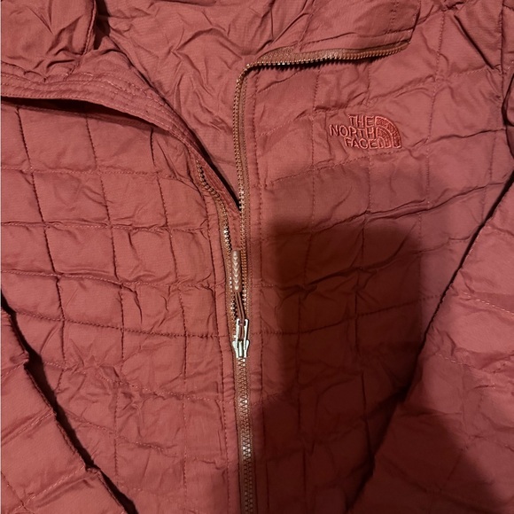 The North Face Women's Puffer Jacket - Maroon Thermoball size Women’s Medium - Picture 9 of 15